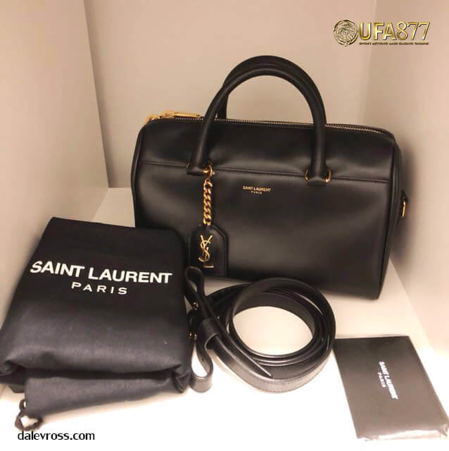 พาทัวร์ประเป๋าของ Yves Saint Laurent Paris